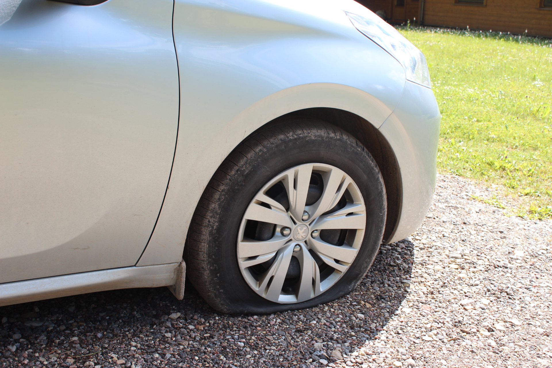 Viljandi, katkine autokumm