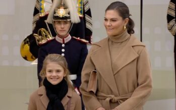 Sverige: Kunglig invigning av Slussbron – Kungen, Kronprinsessan och Prinsessan Estelle, tillsammans med barn från Hammarby IF och Bollstanäs SK var de första att gå över den nya Slussbron