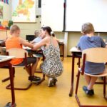 I Norge funderar man på frågan: VILKET är bättre för barnens inlärning – en skola som ger läxor eller en skola som inte gör det?