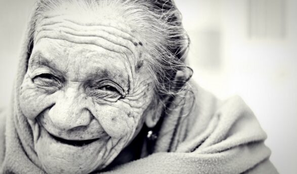 VETENSKAPSMÄNNENS sammanfattning: Människor som bor i de blå zonerna blir ofta över hundra år gamla – detta är hemligheten bakom deras långa livslängd!