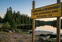 Skyddet av Ålands dricksvatten stärks: nya skyltar har installerats